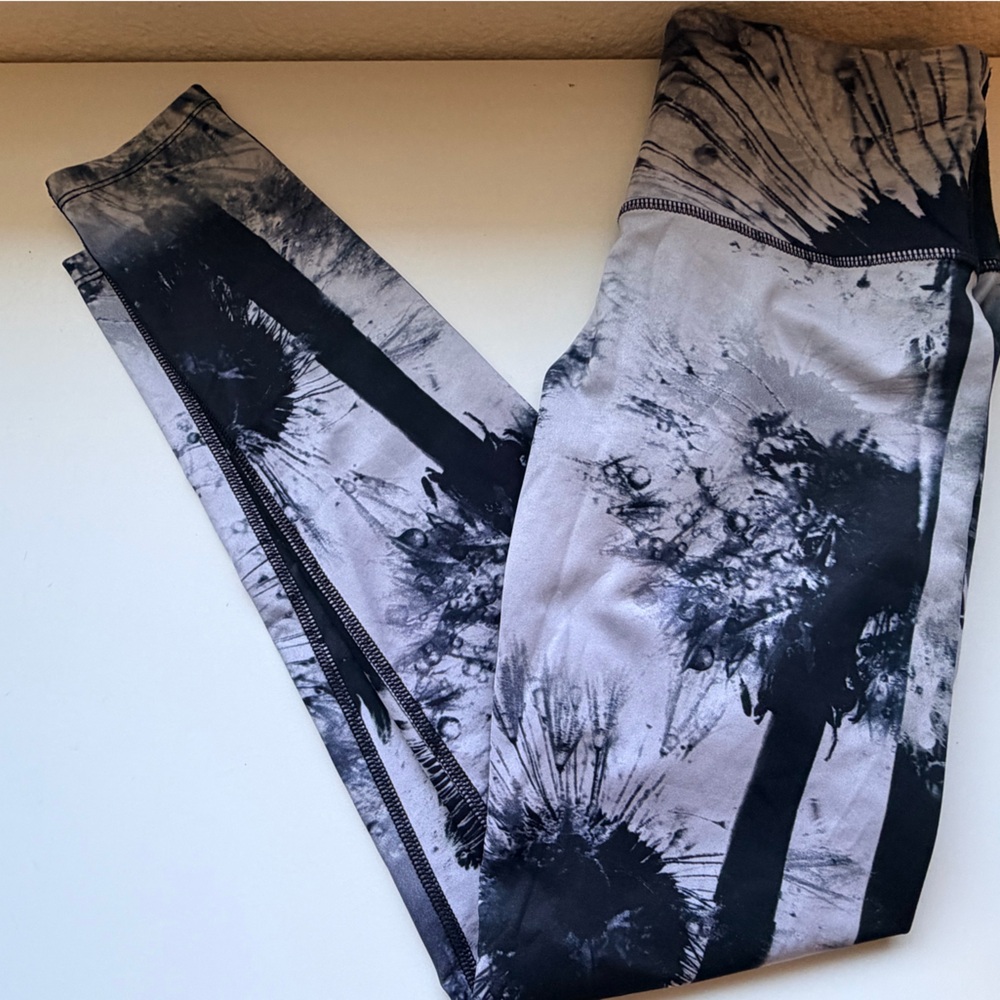 Noli Black & Gray Wish Flower Tie-Dye Leggings